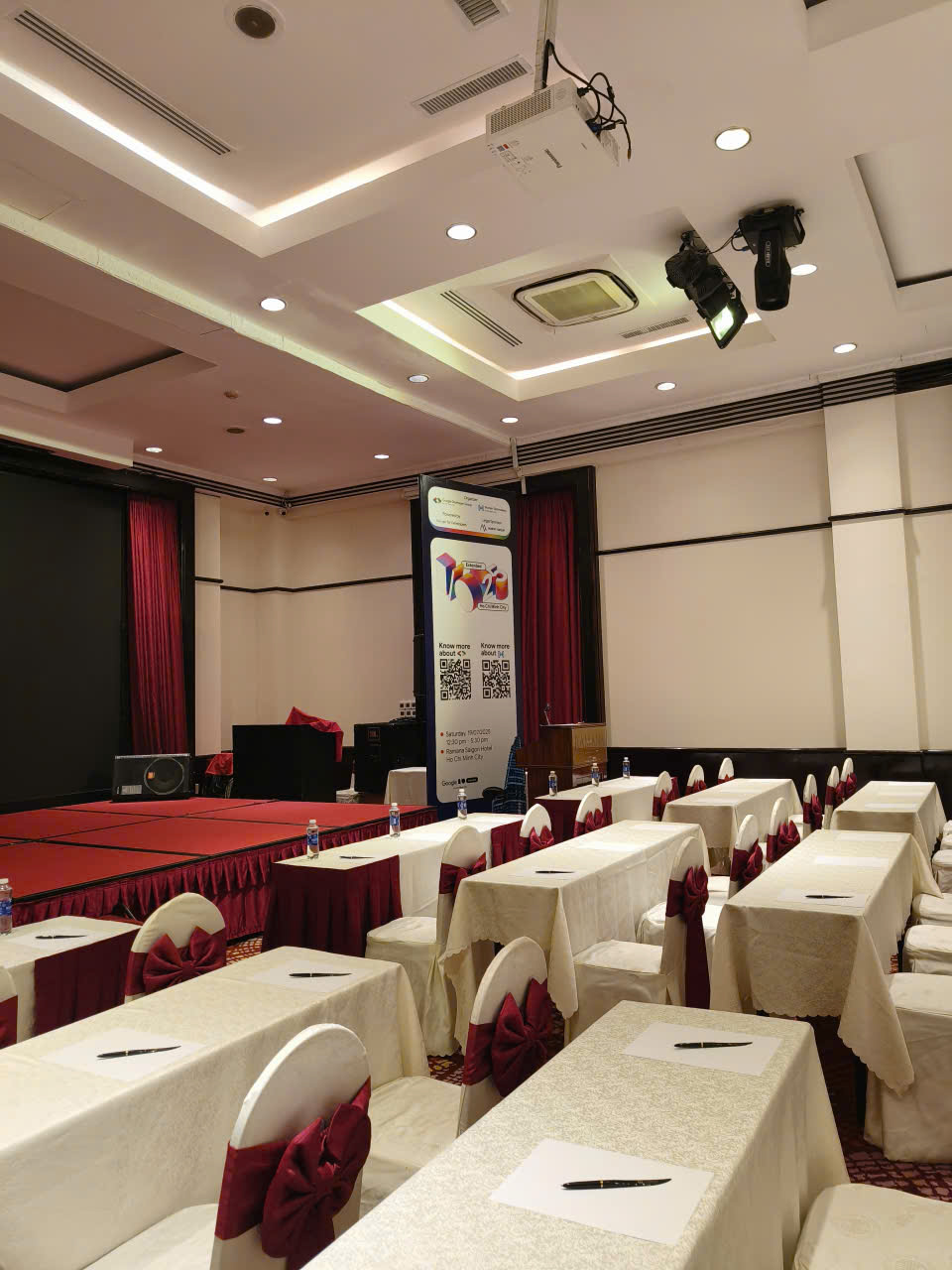 Ghế hội nghị thắt nơ