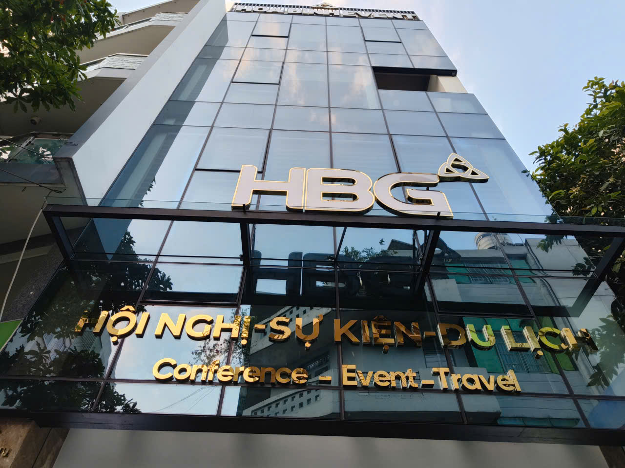 Biển mặt tiền tòa nhà HBG