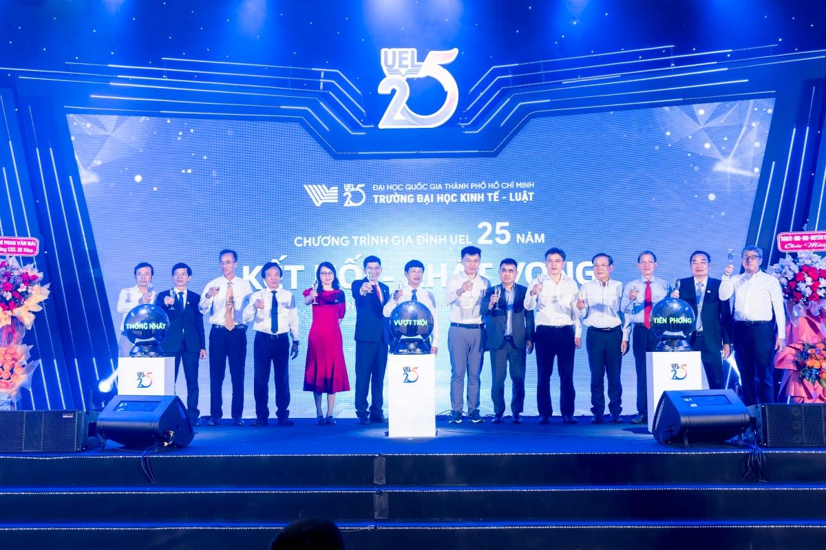 Thi công sân khấu kỷ niệm 25 năm UEL - WOW Production